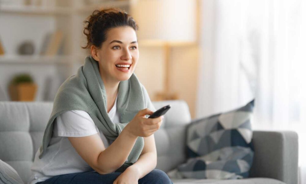 mujer viendo tv en el sofa