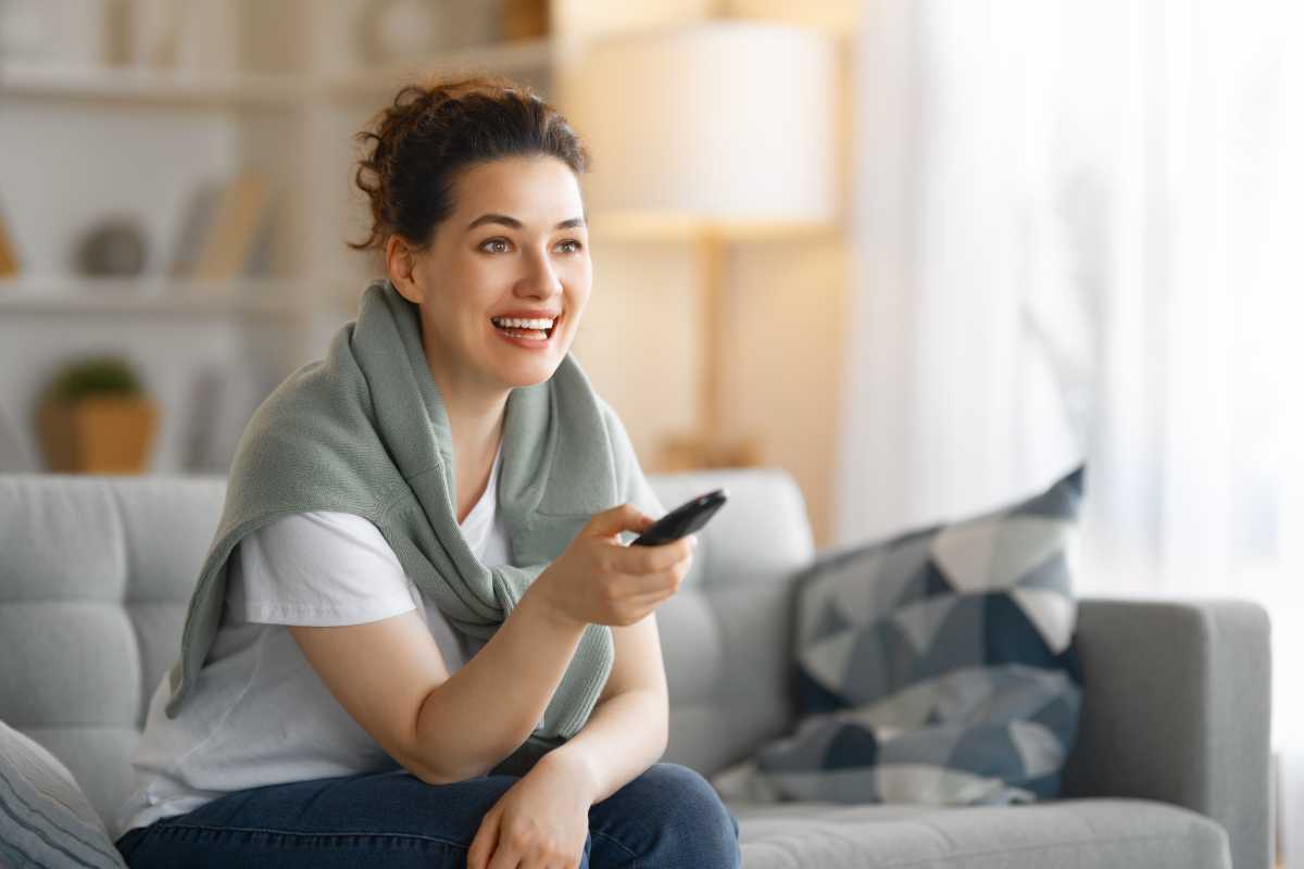 mujer viendo tv en el sofa