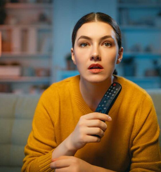 mujer viendo servicio iptv