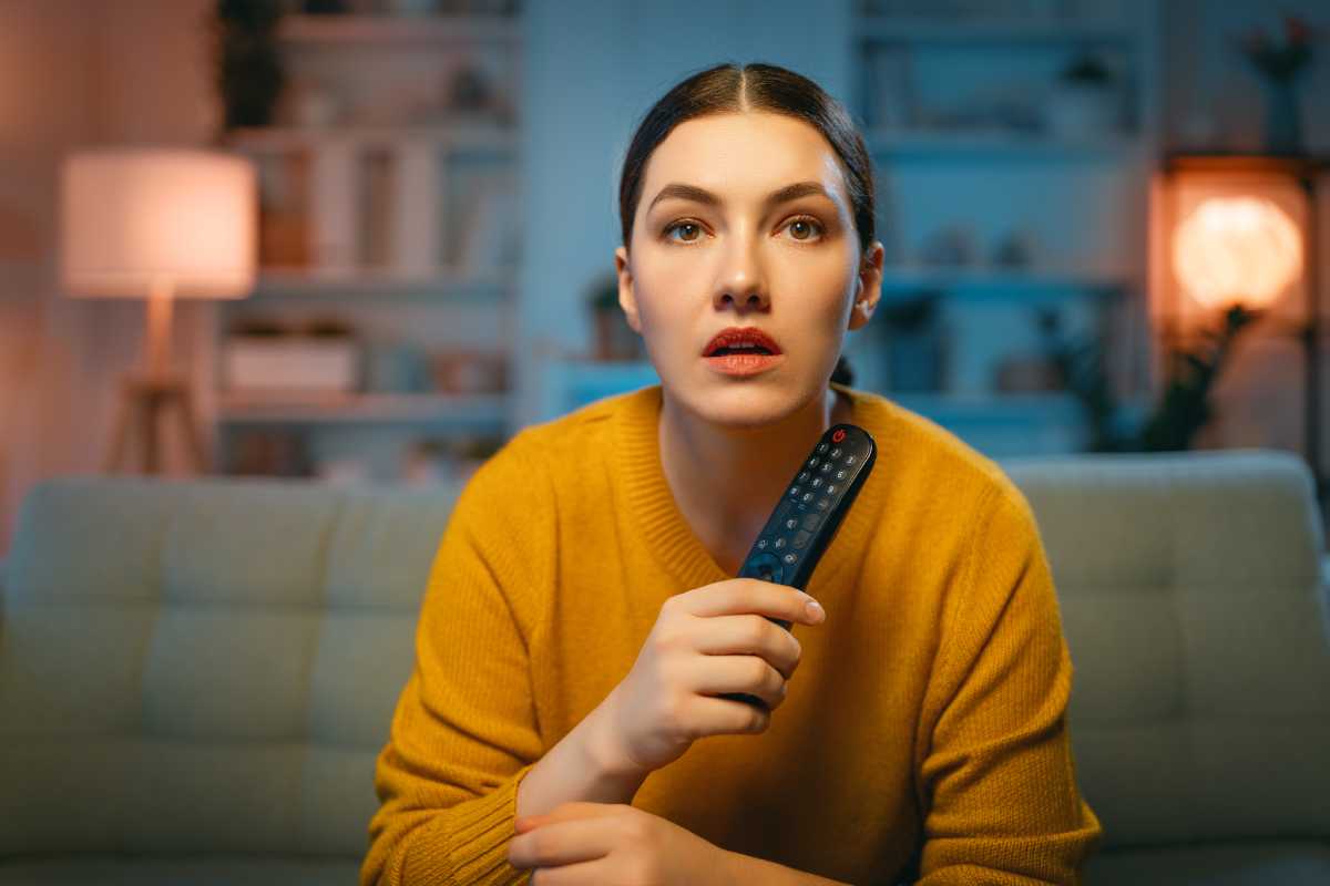 mujer viendo servicio iptv